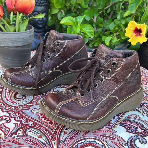 Dr. Martens Vintage Daisy Floral Embossed Brown Ankle Boots - Picture 6 of 17